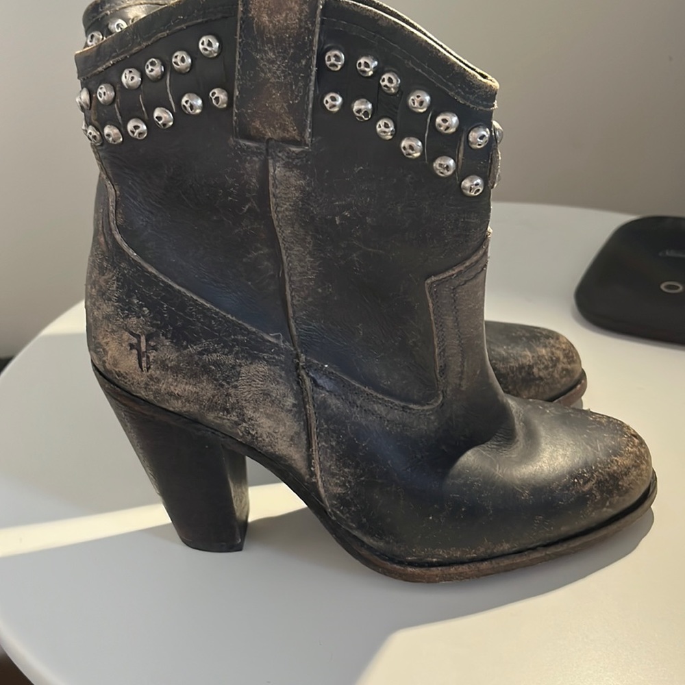 💎Frye nwot | Distressed Jenny Cut, Studded Boots💎